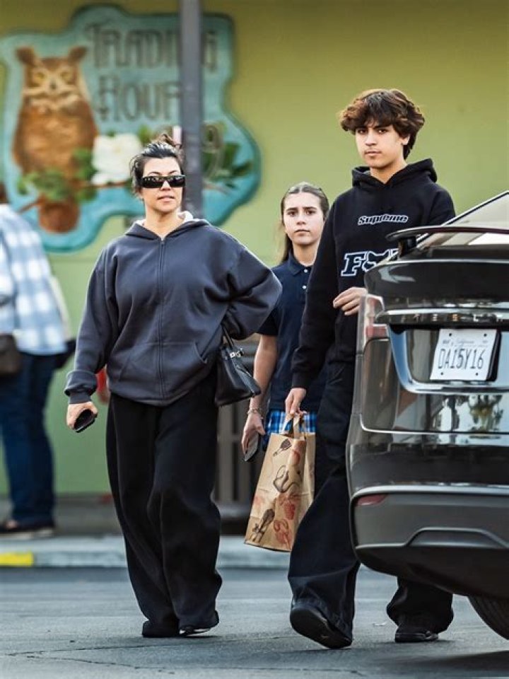 Calabasas, CA - *EXCLUSIVE* - Kourtney Kardashian takes the kids on a sweet treat date with Travis Barker. The duo look casual as the two families are seen leaving the ice cream parlor together. Pictured: Kourtney Kardashian, Travis Barker BACKGRID USA 2 DECEMBER 2018 BYLINE MUST READ: IXOLA / BACKGRID USA: +1 310 798 9111 / UK: +44 208 344 2007 / *UK Clients - Pictures Containing Children Please Pixelate Face Prior To Publication*