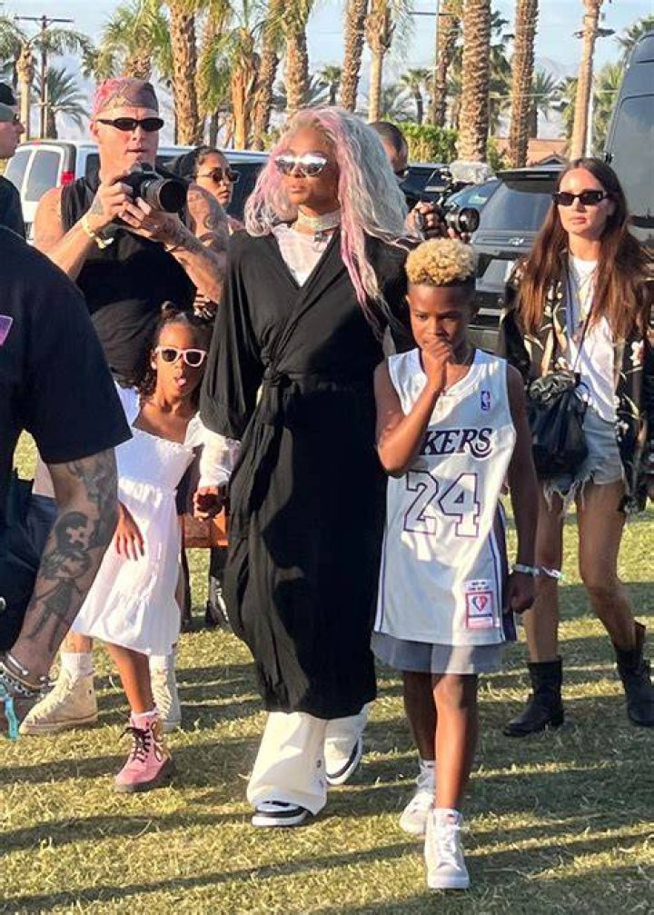*EXCLUSIVE* Indio, CA - Ciara and Russell Wilson depart with their kids from the 2023 Coachella Valley Music and Arts Festival in Indio, California Pictured: Ciara, Russell Wilson BACKGRID USA 16 APRIL 2023 USA: +1 310 798 9111 / UK: +44 208 344 2007 / *UK Clients - Pictures Containing Children Please Pixelate Face Prior To Publication*