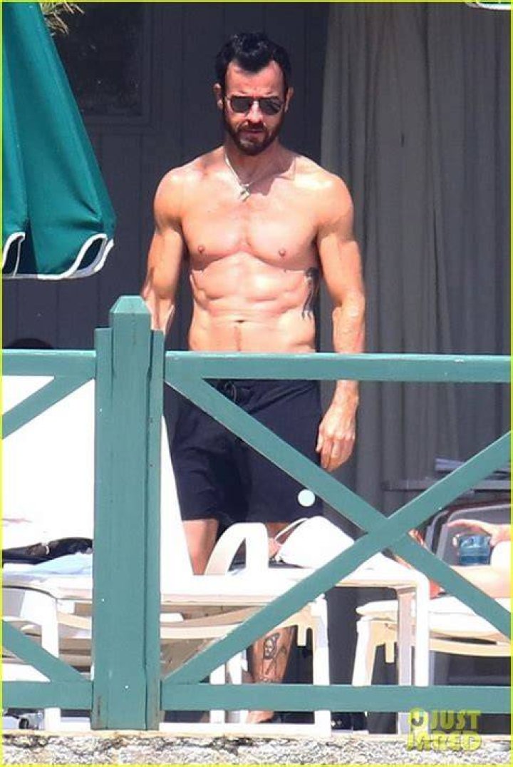 Justin Theroux shirtless