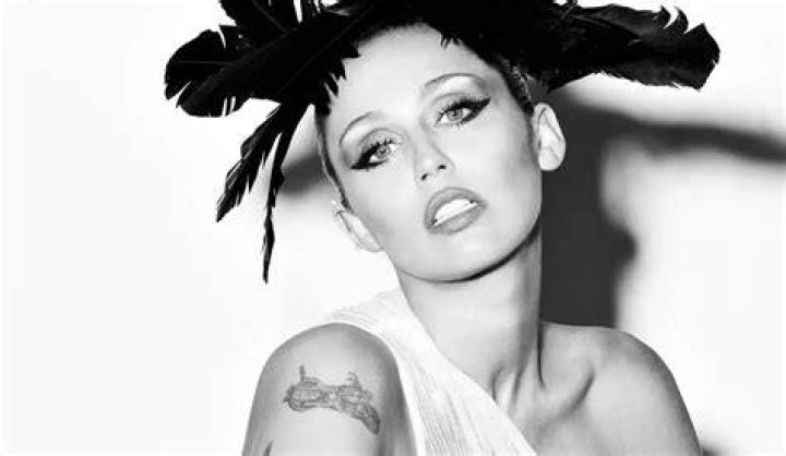 Miley Cyrus Also Rocks Feathers