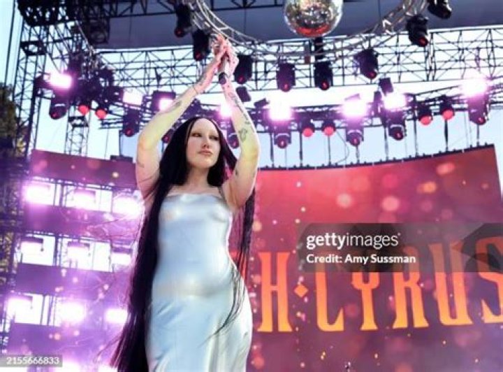Noah Cyrus Performs On ABC&rsquo;s NYE Special